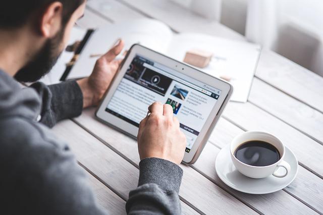 A man reading on the tablet