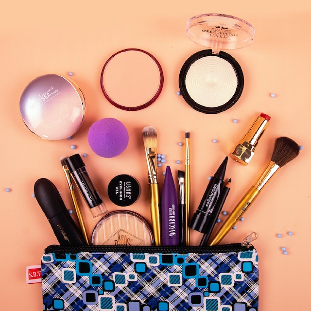 Make-Up Set pictured on a desk