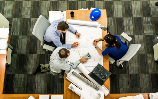 A team meeting with discussion