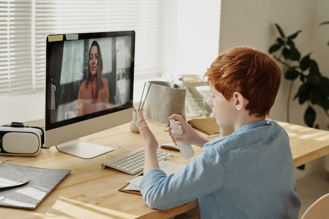 A boy learning on a course selling platform