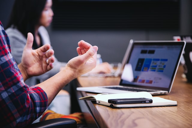 Person explaining the topic "Selling your course" in online meeting