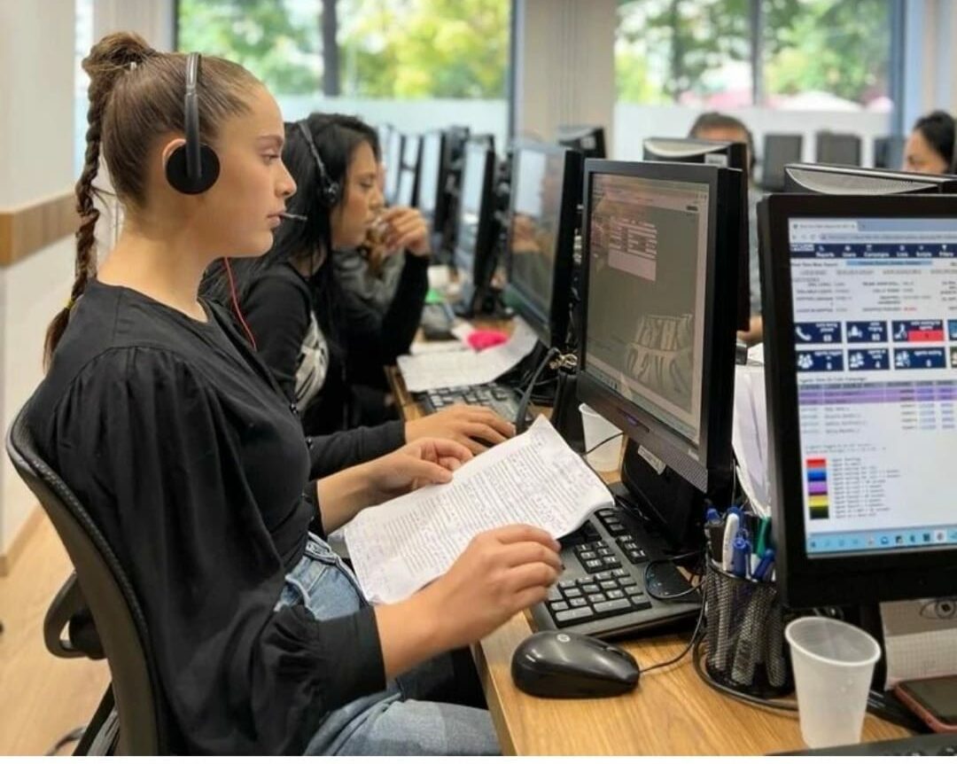 a student at maximus language school exploring the LMS for Italian language