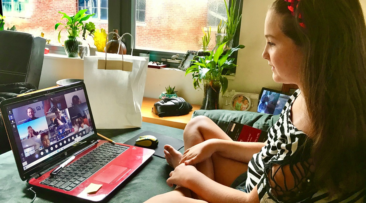 student attending an online class using a virtual classroom software